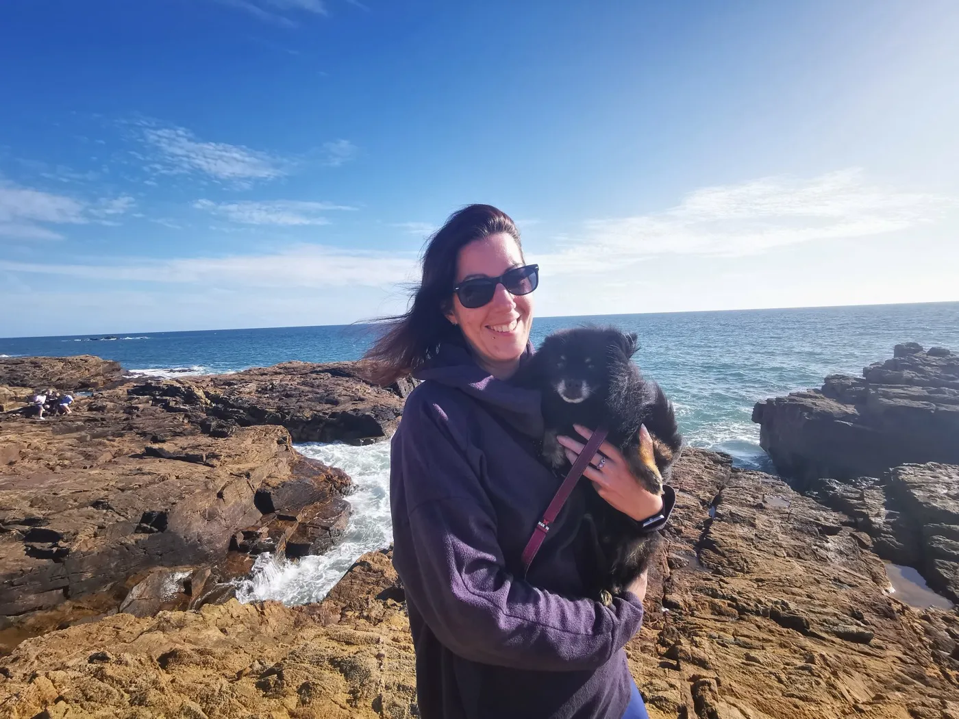 Laurie, fondatrice de Passion Anim'Lau, avec son chien au bord de l'océan